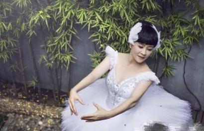 65岁梁丹妮跳6年芭蕾，小8岁的冯远征宠她26年，晒出舞照优雅美丽