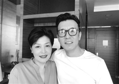 哈文是李咏老婆(李咏妻子哈文近照好憔悴)