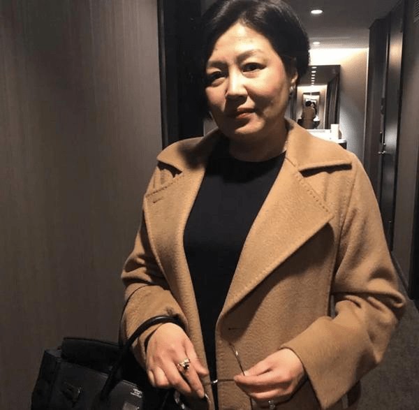 哈文是李咏老婆(李咏妻子哈文近照好憔悴)