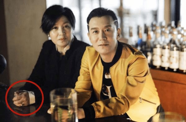 哈文是李咏老婆(李咏妻子哈文近照好憔悴)