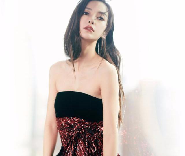 Baby杨颖现北京,出席探月,身穿超短晚礼服,脚上纹身清晰可见