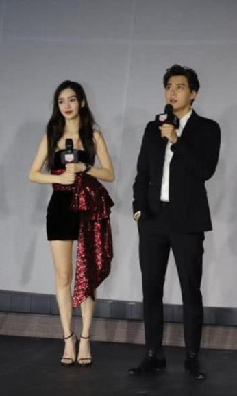 Baby杨颖现北京,出席探月,身穿超短晚礼服,脚上纹身清晰可见