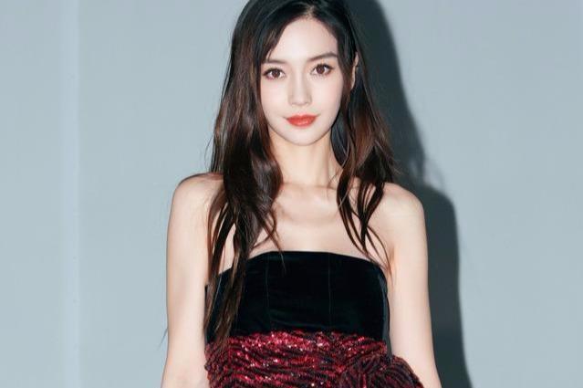 Baby杨颖现北京,出席探月,身穿超短晚礼服,脚上纹身清晰可见