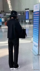 ​赵丽颖：机场 All black 开启时尚霸屏模式，影视时尚两手抓两手硬