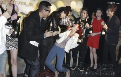 ​电影《鸭王》举行祝捷派对 女星现身遭男星灌酒