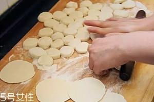 擀饺子皮怎么转圈?借用巧力才能转圈成圆 擀饺子皮怎么转圈?借用巧力才能转圈成圆