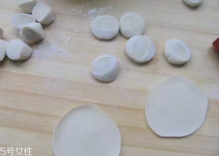 擀饺子皮怎么转圈?借用巧力才能转圈成圆 擀饺子皮怎么转圈?借用巧力才能转圈成圆