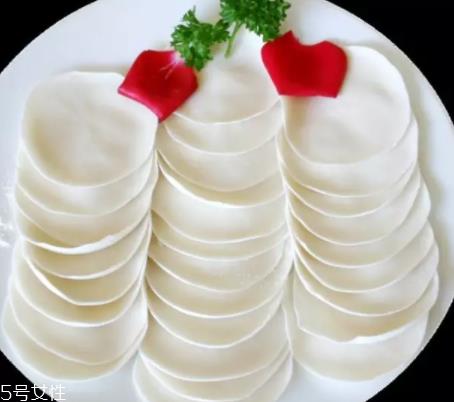 擀饺子皮怎么转圈?借用巧力才能转圈成圆 擀饺子皮怎么转圈?借用巧力才能转圈成圆