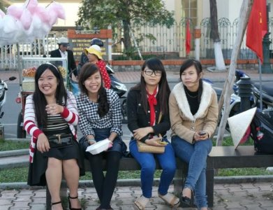 ​据说网上可买越南老婆，这样的越南妹子买得到么？清纯可爱啊