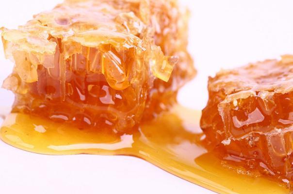 蜂巢蜜是新巢好还是老巢好 蜂巢蜜是不是特别甜 蜂巢蜜是新巢好还是老巢好 蜂巢蜜是不是特别甜