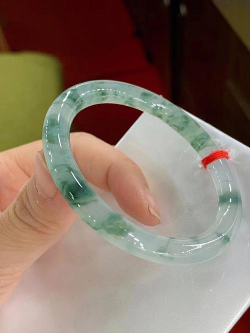 冰种翡翠手镯(如何鉴别冰种翡翠手镯)