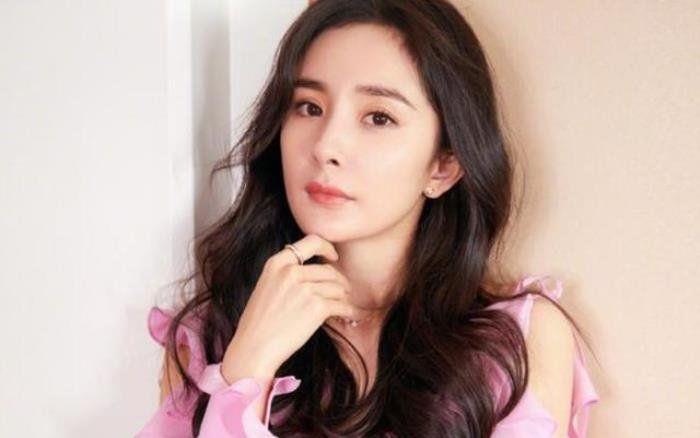 杨幂的胸怎么变大了 身材有料胸前是不是有痣