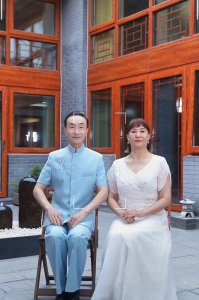 ​65岁巩汉林晒全家福小10岁娇妻风韵犹存，小34岁儿媳颜值很高