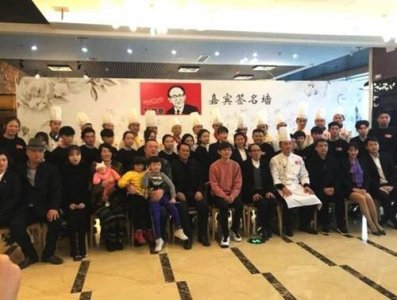 ​何炅76岁父亲精神矍铄，细数明星们的帅气老爸