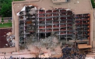 ​98年美国两座大使馆被炸，数百名官员被活埋，谁这么胆大包天？