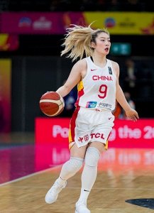 ​女篮李梦晒美照被夸：D罩杯，1米82，90公斤，皮肤真的是太白了