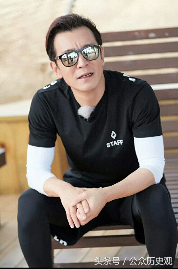 李咏换了新发型堪比全脸整容，网友纷纷表示不敢相信自己的眼睛！