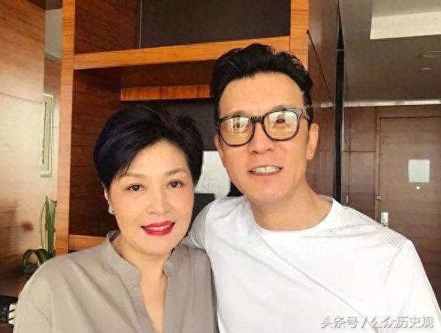 李咏换了新发型堪比全脸整容，网友纷纷表示不敢相信自己的眼睛！