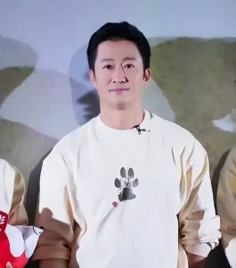 ​吴京惊喜口误称闫妮老公，网络热议他的风趣应对