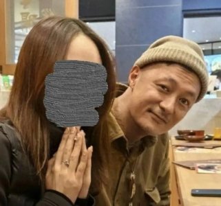 ​曝42岁余文乐近照！皮肤蜡黄松垮，抬头纹明显，网友：有60岁吧？