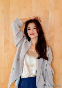 ​42岁刘涛晒＂光脚照＂，脱掉鞋背靠墙，松弛感拉满，王珂真有福气！