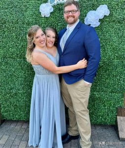 ​美国著名双头连体双胞胎姐妹结婚了，这护士老公心理素质够强大。