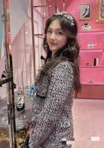 ​李湘晒王诗龄美照，才14岁就打扮的老气横秋，全身上下大牌超3万