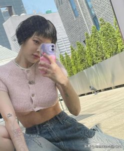 ​“性感小野马”泫雅晒照露出“下半球”，风格独特充满争议！