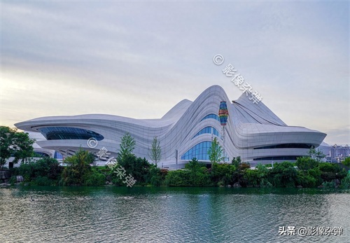 梅溪湖国际文化艺术中心，投资28亿造型独特，成为长沙网红打卡地