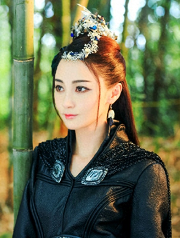 鹿晗首部古装剧《择天记》新剧照，娜扎、吴倩为他成情敌