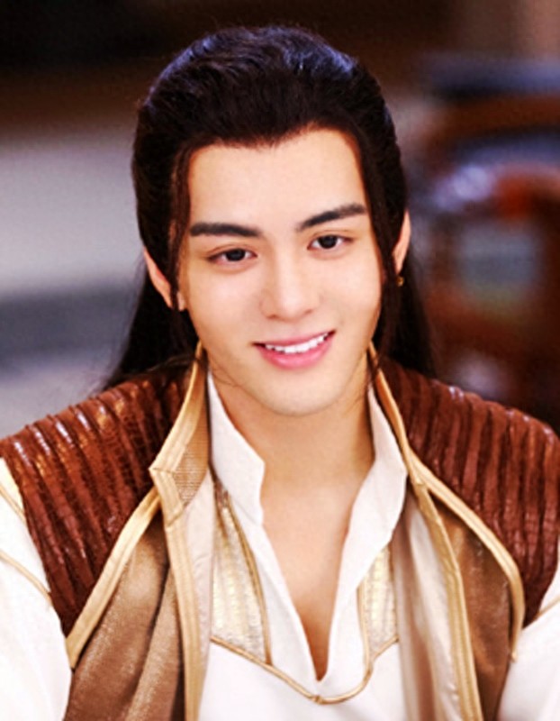 鹿晗首部古装剧《择天记》新剧照，娜扎、吴倩为他成情敌