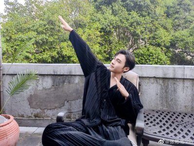 ​张彬彬晒户外照 一袭黑衣尽显酷帅