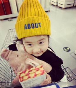 ​张亮网上晒出女儿照片 3岁妹妹小脸萌炸天