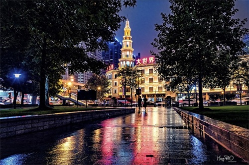 上海大世界是上海著名的游乐中心，深受很多游客喜欢