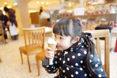 ​韩寒女儿韩小野长大啦！眼睛和赵薇有一拼，萌萌哒和甜馨有一拼！