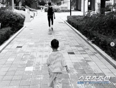 ​张申英晒同母异父的两个儿子照片，弟弟正宇紧紧跟随哥哥正安身后