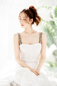 ​演员亦涵冬日拍摄唯美写真 透过逆光似白色小仙女