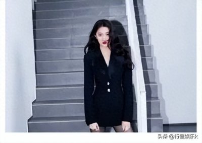 ​关晓彤穿黑丝秀大长腿好性感呀！鹿晗太幸运了吧