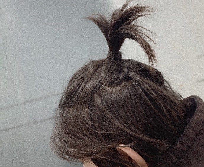 王源扎小辫近照，头发长得太快了，连后脑勺都可爱得冒泡！