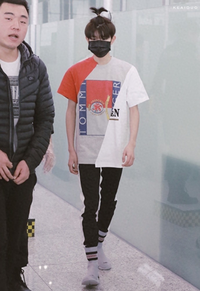 王源扎小辫近照，头发长得太快了，连后脑勺都可爱得冒泡！