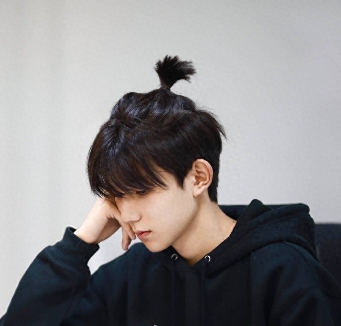 王源扎小辫近照，头发长得太快了，连后脑勺都可爱得冒泡！