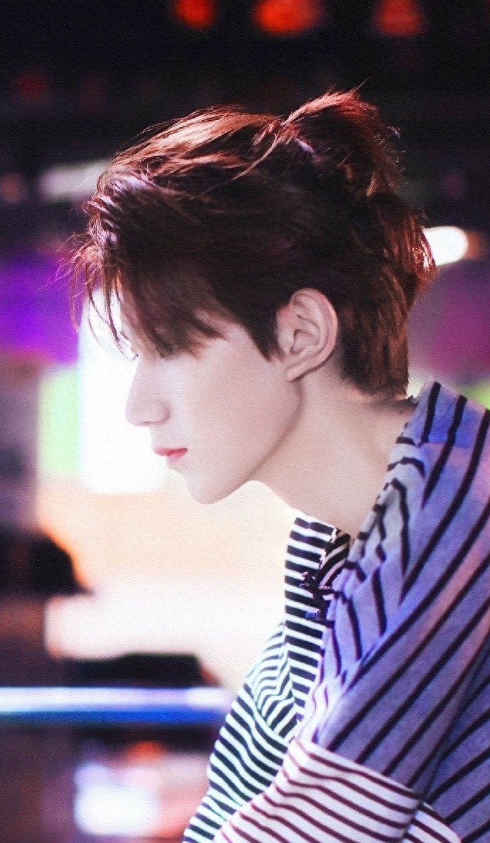 王源扎小辫近照，头发长得太快了，连后脑勺都可爱得冒泡！