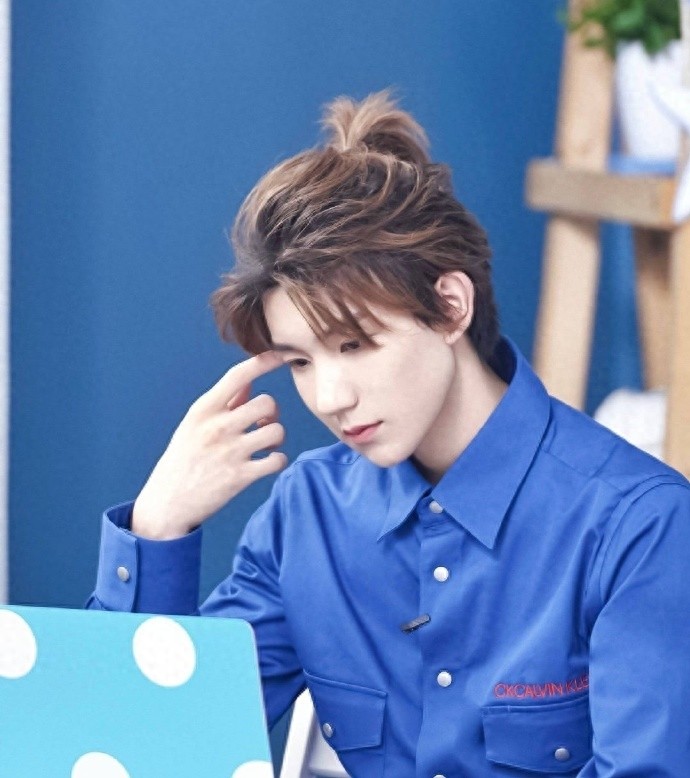 王源扎小辫近照，头发长得太快了，连后脑勺都可爱得冒泡！