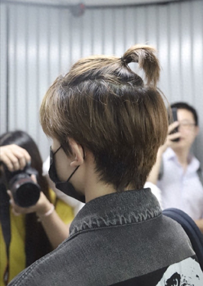 王源扎小辫近照，头发长得太快了，连后脑勺都可爱得冒泡！