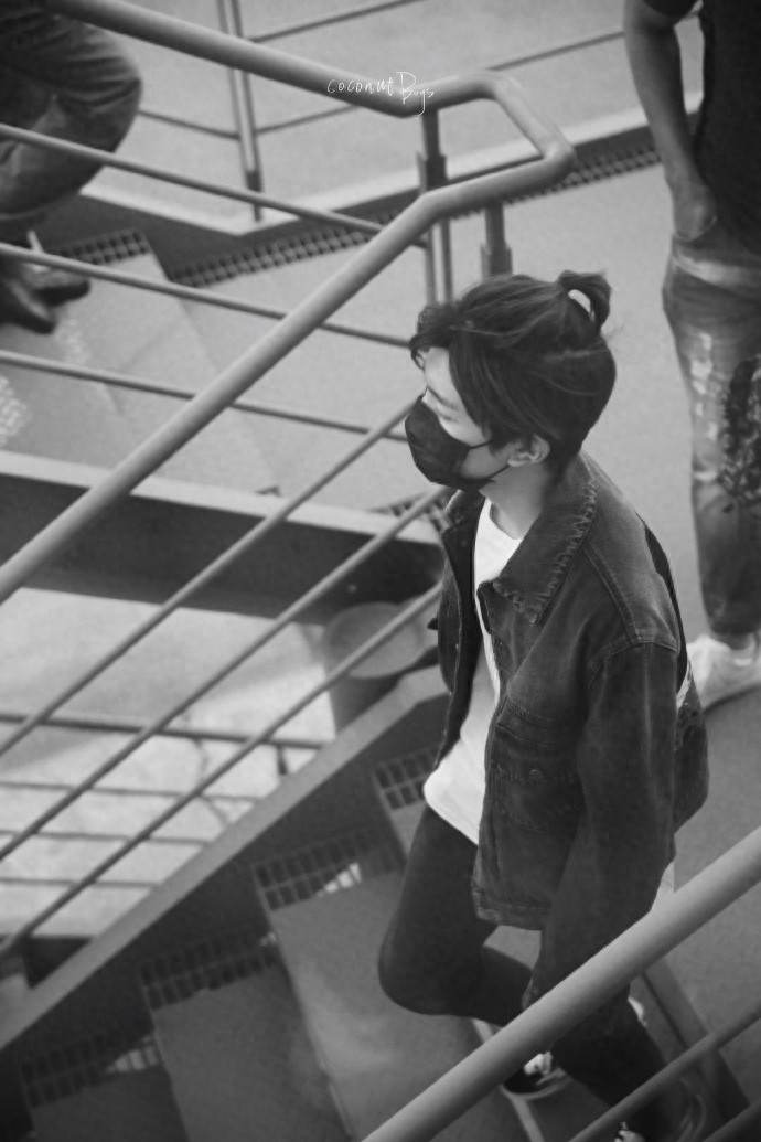 王源扎小辫近照，头发长得太快了，连后脑勺都可爱得冒泡！