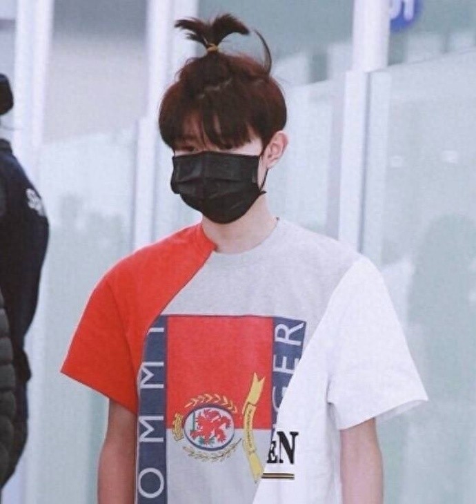 王源扎小辫近照，头发长得太快了，连后脑勺都可爱得冒泡！