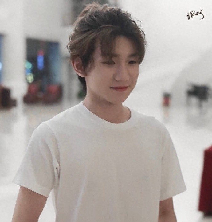 王源扎小辫近照，头发长得太快了，连后脑勺都可爱得冒泡！