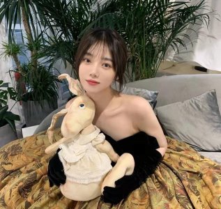 ​小钰晒出新照片，锁骨清晰到能放鸡蛋，腐团儿却胖到锁骨都快没了