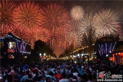 ​古城正定烟花璀璨迎国庆（图）