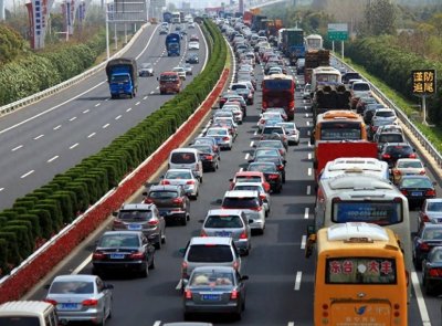 ​为什么国内高速老是堵车？内行：看看出行时间就知道
